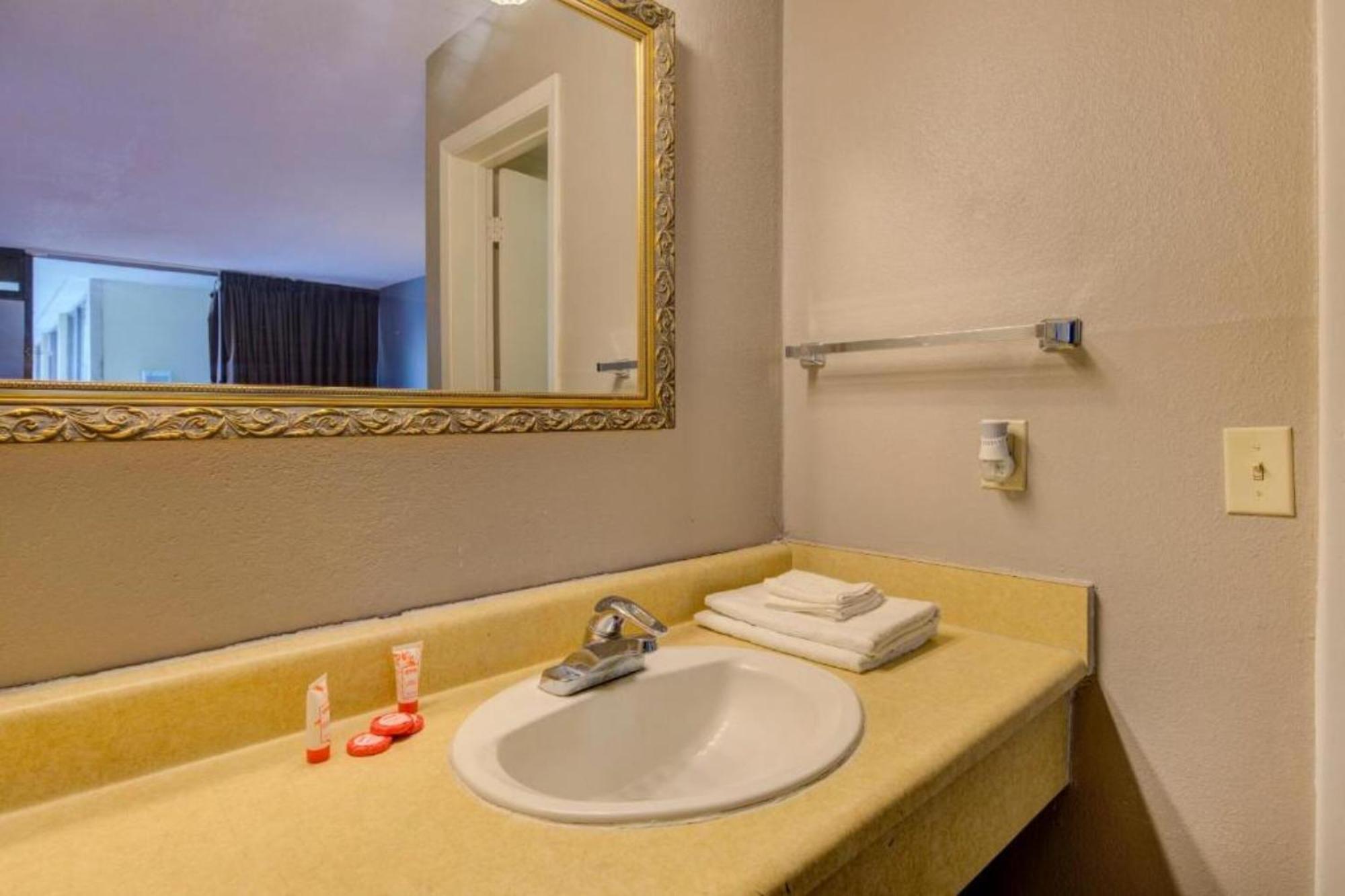 Oyo Hotel Douglas Ga Us-441 ภายนอก รูปภาพ